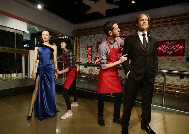 Tượng sáp Brad Pitt – Angelina bị tách đôi sau lùm xùm ly hôn Tượng sáp Brad Pitt – Angelina bị tách đôi sau lùm xùm ly hôn