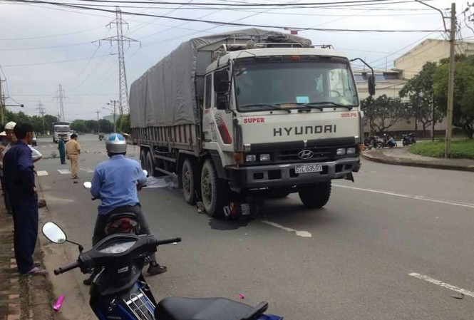 Xe máy va chạm với ô tô, 2 người thương vong Xe máy va chạm với ô tô, 2 người thương vong
