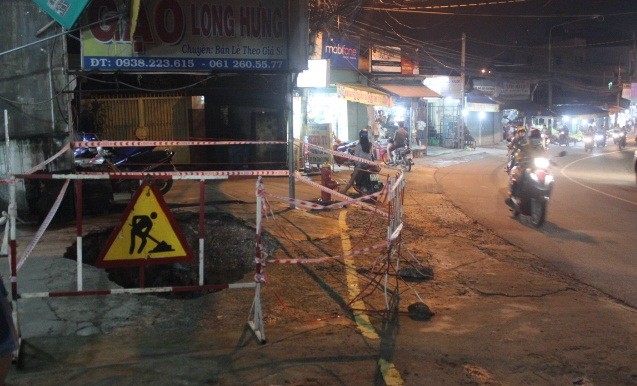 'Hố tử thần' dài 4m xuất hiện ở Biên Hòa “Hố tử thần” nằm ngay sát đường giao thông sầm uất.