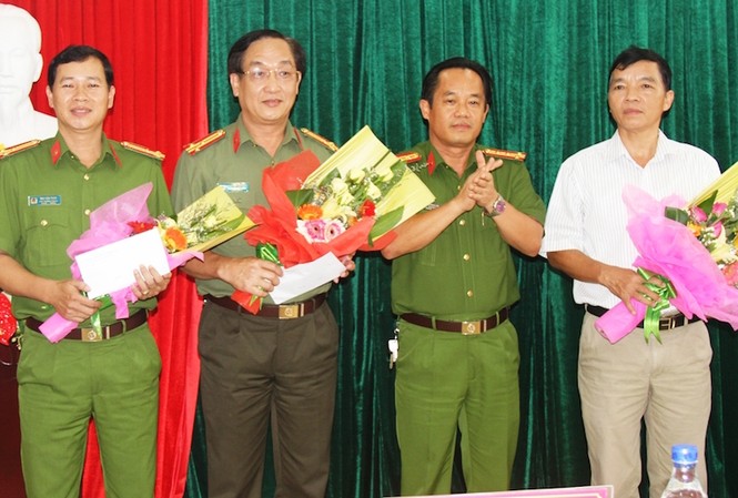 Thưởng nóng 50 triệu đồng cho lực lượng phá án cá độ 200 tỷ Đại tá Đặng Ngọc Sơn (thứ hai từ phải sang) tặng hoa, biểu dương các cán bộ, chiến sĩ tham gia chuyên án triệt phá đường dây cá độ 200 tỷ đồng tại Huế.