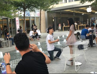 Nhịn chi tiêu cả năm, dành tiền mua iPhone cho bạn gái Chàng trai cầu gối quỳ hôn bạn gái trước Apple Store.