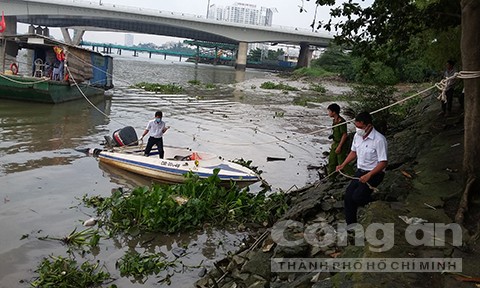 Kinh hãi phát hiện thi thể mang ba lô nổi trên sông Sài Gòn Thi thể nạn nhân được đưa vào bờ