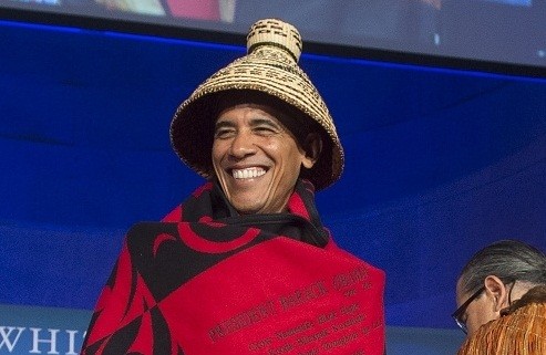 Tổng thống Obama quấn chăn, đội mũ đan như người dân tộc Ảnh: Getty Images