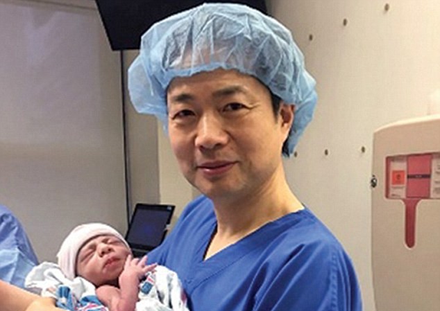 Em bé có... 3 bố mẹ đầu tiên trên thế giới Bác sĩ Zhang ôm trên tay em bé có 3 bố mẹ đầu tiên trên thế giới.