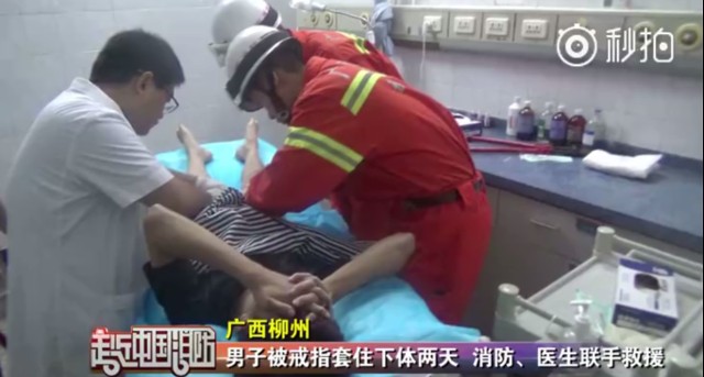 Trai trẻ nghịch dại đeo nhẫn vào... ‘của quý’ Bác sĩ và nhân viên cứu hộ giải cứu "của quý" cho chàng trai trẻ.
