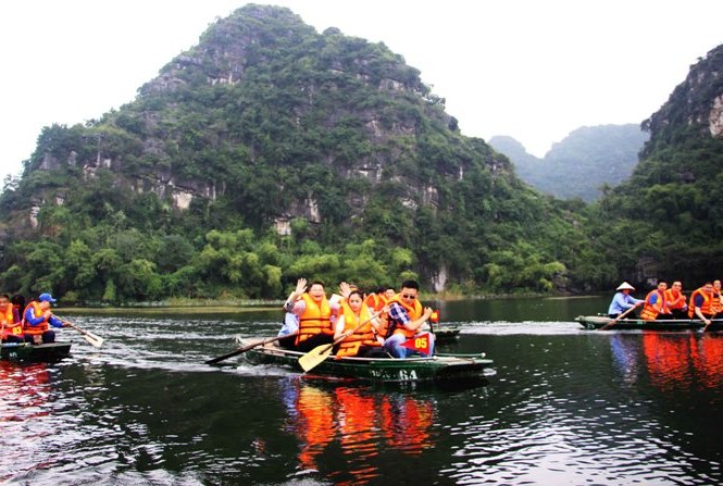 Thanh niên 'hiến kế' quảng bá du lịch quốc gia Đoàn đại biểu thanh niên Việt Nam và Trung Quốc đã đi tham quan Khu du lịch Tràng An.
