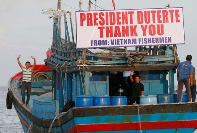 Chủ tịch nước Trần Đại Quang gửi thư cảm ơn Tổng thống Philippines Tàu cá của các ngư dân Việt Nam với tấm biển mang lời cảm ơn Tổng thống Philippines Rodrogo Duterte. Ảnh: AP