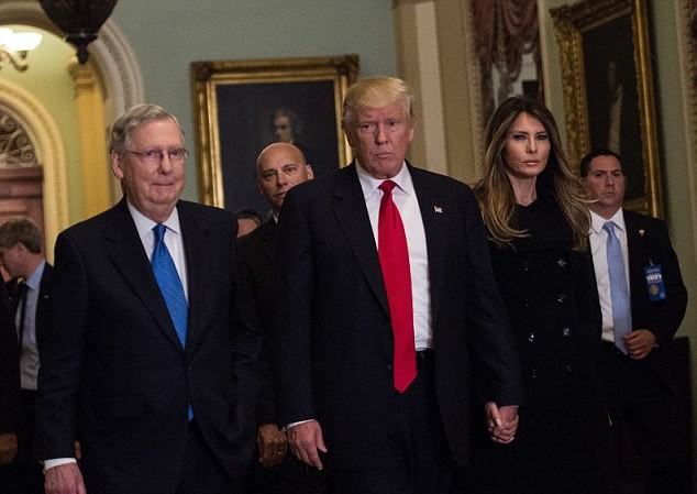 Phu nhân Trump tình tứ nắm tay chồng trong điện Capitol Phu nhân Trump tình tứ nắm tay chồng trong điện Capitol