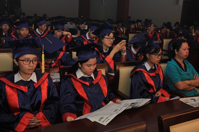 Hơn 1.6 tỷ đồng trao học bổng “Nâng bước thủ khoa” Tân thủ khoa các trường ĐH khu vực phía Nam tại buổi lễ nhận học bổng. Ảnh Ngô Bình