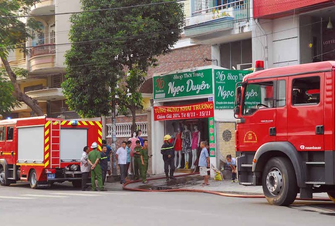 Khu phố náo loạn vì shop thời trang phát hỏa Khu phố náo loạn vì shop thời trang phát hỏa