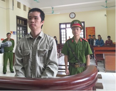 Cán bộ xã lĩnh án 20 năm tù vì buôn ma túy Bị cáo Hùng nghe tòa tuyên án. Ảnh: Đức Anh