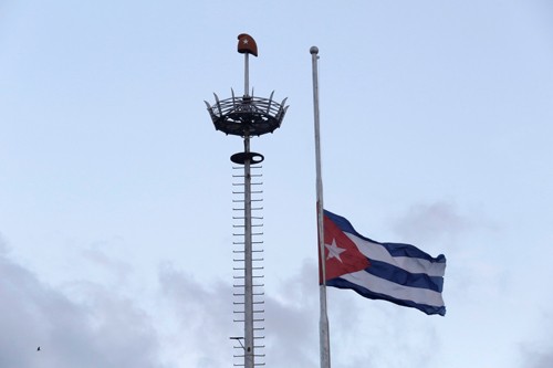 Cuba tưởng niệm cựu chủ tịch Fidel Castro Quốc kỳ được treo rủ ở Quảng trường Cách mạng Havana sau khi ông Fidel Castro qua đời. Ảnh: Reuters