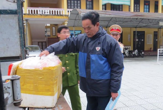 Phát hiện xe tải chở 1,3 tấn nội tạng động vật bốc mùi Cán bộ thú y TT-Huế kiểm tra lô nội tạng động vật trôi nổi.