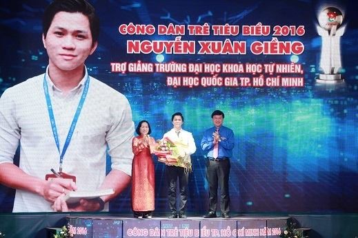 TPHCM tuyên dương 10 công dân trẻ tiêu biểu năm 2016 Bí thư thứ nhất T.Ư Đoàn, Chủ tịch Hội sinh viên Việt Nam Lê Quốc Phong, trao biểu trưng Công dân trẻ tiêu biểu TPHCM năm 2016 cho giảng viên trẻ Nguyễn Xuân Giềng. - Ảnh: Ngô Tùng