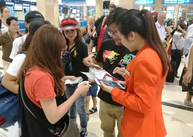 Làm thủ tục bay không cần xếp hàng ở quầy Nhân viên Jetstar Pacific làm thủ tục bay cho hành khách