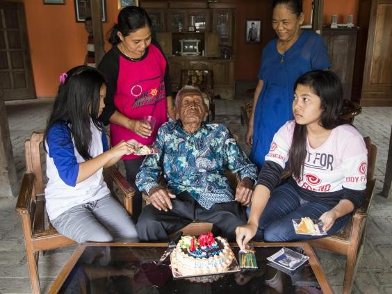 Cụ ông lớn tuổi nhất thế giới đón sinh nhật lần thứ 146 Cụ ông Mbah Gothom đón sinh nhật bên vợ trẻ và con cháu.