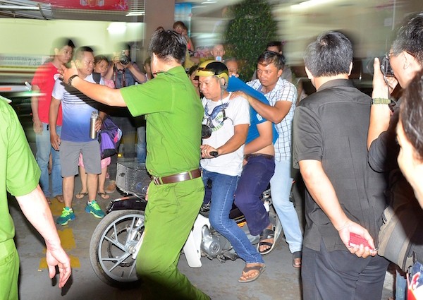 Nguyên nhân nam sinh lớp 9 sát hại bạn gái ở cầu thang chung cư Công an đưa nghi can Bình về trụ sở lấy lời khai.