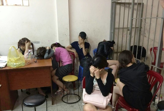 Hàng chục người có biểu hiện phê ma túy trong nhà hàng Nhiều nam nữ trong nhà hàng nghi sử dụng ma túy khi công an ập vào kiểm tra. Ảnh CA