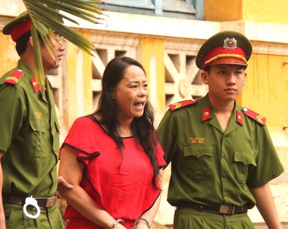 Mở lại phiên tòa ‘Hoa hậu quý bà’ Tuyết Nga lừa đảo “Hoa hậu quý bà” Trương Thị Tuyết Nga tại phiên tòa ngày 29/12/2016. Ảnh: Tân Châu