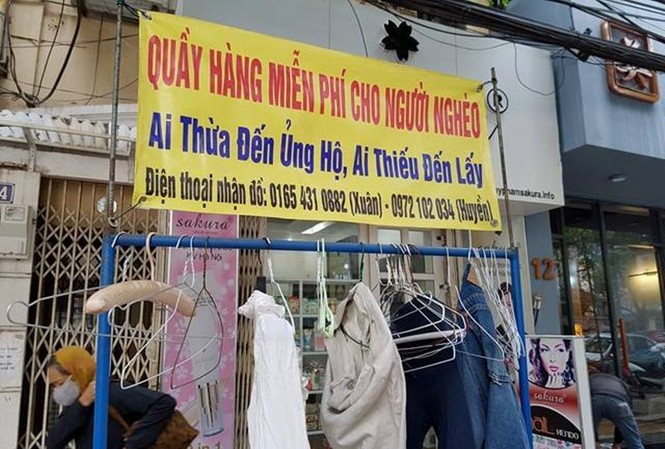 Tủ quần áo miễn phí cho người nghèo mặcTết Quầy hàng quần áo miễn phí cho người nghèo tại số 97 Nguyễn Chí Thanh, Hà Nội.