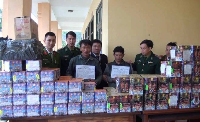 Bắt giữ xe tải biển kiểm soát Lào chở pháo lậu Hai đối tượng cùng tang vật vụ án.