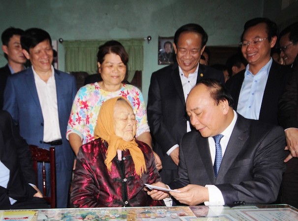 Thủ tướng thăm, tặng quà mẹ Việt Nam Anh hùng tại Quảng Nam Thủ tướng tặng quà mẹ VNAH Nguyễn Thị Hân.