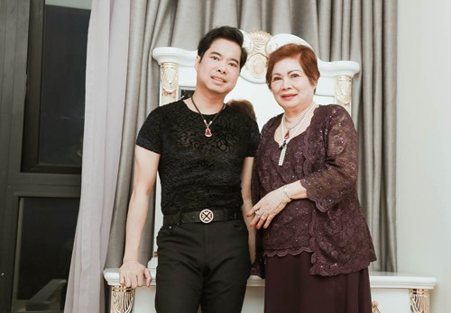 Cận cảnh căn hộ Ngọc Sơn mua tặng mẹ ngày 8/3 Ngọc Sơn và mẹ ruột ra Hà Nội nhận căn nhà mới tậu trị giá hơn 4 tỷ đồng.