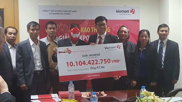 Khách hàng Quảng Ninh nhận hơn 10 tỷ đồng trúng Vietlott Đại diện Vietlott trao thưởng hơn 10 tỷ cho khách hàng Quảng Ninh.