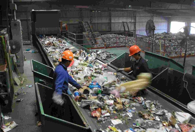 'Bơi' trong 8 tấn rác để tìm bằng được nhẫn kim cương Ảnh minh họa