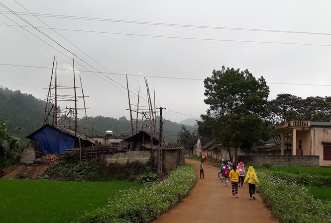 Có hay không việc xã tiếp tục cho đốt than giữa làng? Các lò than tại thôn Minh Quang, xã Lương Sơn, huyện Thường Xuân (Thanh Hóa) vẫn hoạt động bình thường. Ảnh chụp chiều ngày 16/3/2017. Ảnh: Hoàng Lam