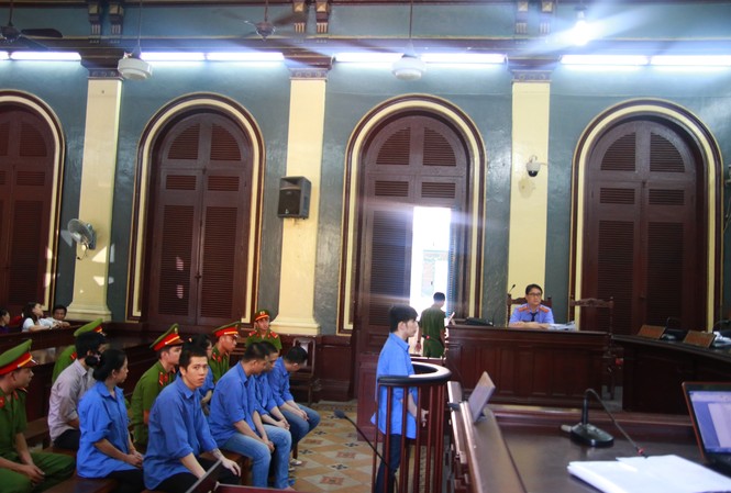 Hai mẹ con lãnh 34 năm tù vì mua bán ‘cái chết trắng’ Các bị cáo tại tòa. Ảnh: Tân Châu