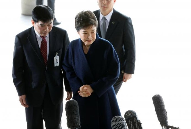 Bà Park Geun-hye xin lỗi nhân dân Hàn Quốc Đứng trước văn phòng công tố viên sáng 21/3, bà Park Geun-hye đã gửi lời xin lỗi tới toàn thể nhân dân Hàn Quốc. ẢNh: Reuters