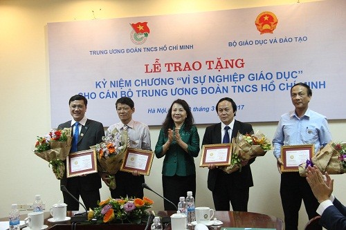 Trao kỷ niệm chương 'Vì sự nghiệp giáo dục' cho 4 cán bộ T.Ư Đoàn Thứ trưởng Bộ Giáo dục và Đào tạo Nguyễn Thị Nghĩa trao tặng Kỷ niệm chương “Vì sự nghiệp giáo dục” cho 4 cán bộ thuộc T.Ư Đoàn TNCS Hồ Chí Minh