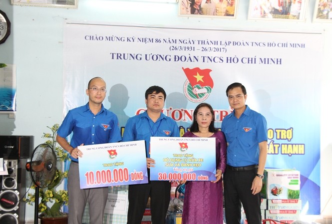Trung ương Đoàn trao quà cho nạn nhân chất độc da cam Anh Bùi Quang Huy, Bí thư Trung ương Đoàn trao các phần quà
cho Trung tâm. Ảnh: Giang Thanh
