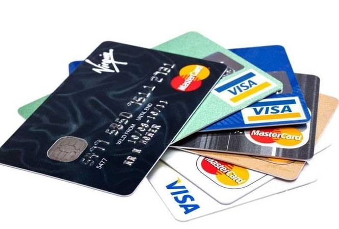 12 triệu người Mỹ chết vẫn chưa hết nợ Thường xuyên kiểm tra các chi tiêu trên thẻ tín dụng là một cách để tránh nợ nần sau khi chết. (Ảnh: Telegraph)