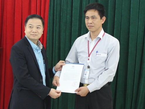 Nhân viên lái xe hàng không trả lại khách hơn 500 triệu đồng Lái xe Trần Tuấn Anh (bên phải) được tặng bằng khen
