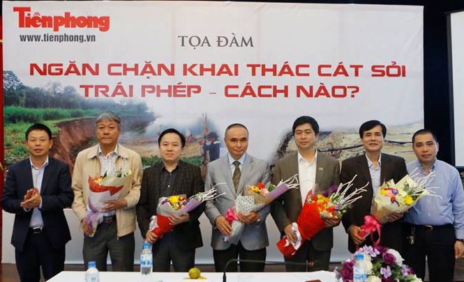Ngăn chặn khai thác cát sỏi trái phép – cách nào? Các vị khách mời tham dự cuộc tọa đàm.