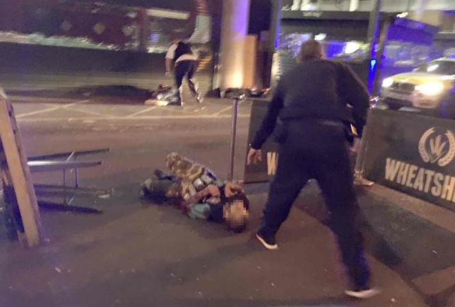 Cảnh sát Anh mất 8 phút để tiêu diệt nhóm khủng bố ở London Người đàn ông được cho là một trong số ba nghi phạm bị cảnh sát tiêu diệt đêm 3/6. Trên người nghi phạm mặc chiếc áo khoác có gắn nhiều hộp khả nghi. Ảnh: Gabriele Sciotto
