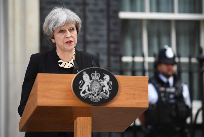 Bất chấp khủng bố, nước Anh vẫn tổ chức bầu cử đúng lịch Thủ tướng Anh Theresa May phát biểu trên phố Downing sáng 4/6, vài tiếng sau vụ khủng bố tối 3/6 tại London. Ảnh: Getty Image