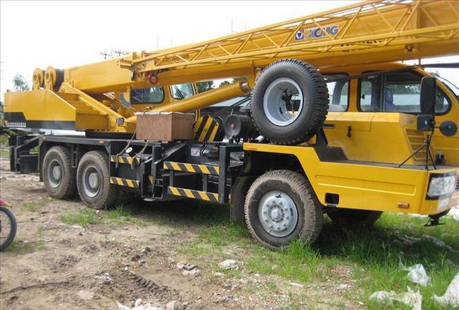 Nhiều xe cẩu hạng nặng ở Dung Quất bị cắt phá dây điện Nhiều xe cẩu hạng nặng ở Dung Quất bị cắt phá dây điện