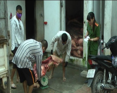 Lạng Sơn: Phát hiện trên 5 tấn thịt lợn thối sắp ra bàn nhậu Lực lượng chức năng kiểm đếm số thịt lợn “bẩn”. Ảnh: TL