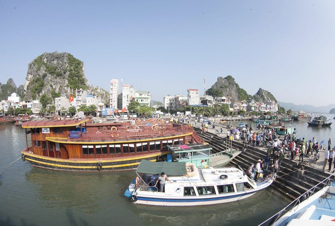 Tàu cao tốc chở 32 hành khách gặp nạn trên biển Vân Đồn Bến cảng Cái Rồng, huyện Vân Đồn, Quảng Ninh.