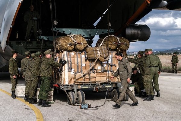 Nga thả 20 tấn thuốc, lương thực xuống vùng bị IS vây hãm Phương pháp duy nhất để tiếp tế cho công dân Deir ez-Zor là thông qua đường hàng không. Ảnh: South Front