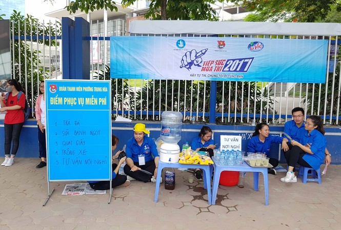 Kỳ thi THPT Quốc gia 2017: Hết cảnh ùn tắc bến xe, thanh niên tình nguyện “nhàn” việc Lực lượng sinh viên tình nguyện trước điểm trường THPT Chuyên Hà Nội Amsterdam “nhàn” rỗi hơn so với những mùa Tiếp sức mùa thi trước. Ảnh: Quang Lộc