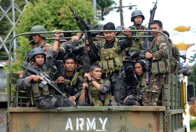 Philippines: Nhóm khủng bố chiếm đóng Marawi như ‘rắn mất đầu’ Các binh sĩ Philippines (ảnh) được cho là sẽ sớm giành lại Marawi (đảo Mindanao) từ tay Maute trong bối cảnh nhóm phiến quân này đang dần suy yếu. Ảnh: AFP