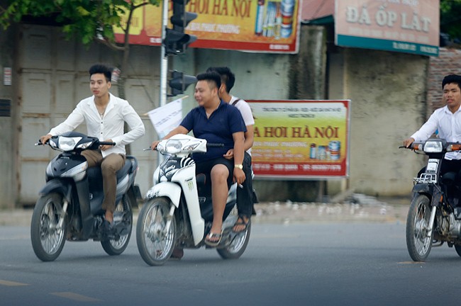 Hà Nội: Nhiều người dân Hà Nội: Nhiều người dân "bỏ quên" mũ bảo hiểm khi tham gia giao thông