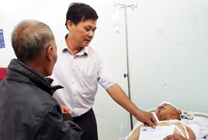 Vụ hai xe khách tông nhau kinh hoàng: Thêm một nạn nhân tử vong Lãnh đạo tỉnh Kon Tum đến thăm các nạn nhân trong vụ tai nạn