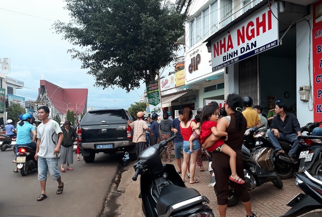 Người đàn ông tử vong bất thường trong nhà nghỉ Nhiều người dân tại hiện trường phát hiện thi thể người đàn ông trong nhà nghỉ.