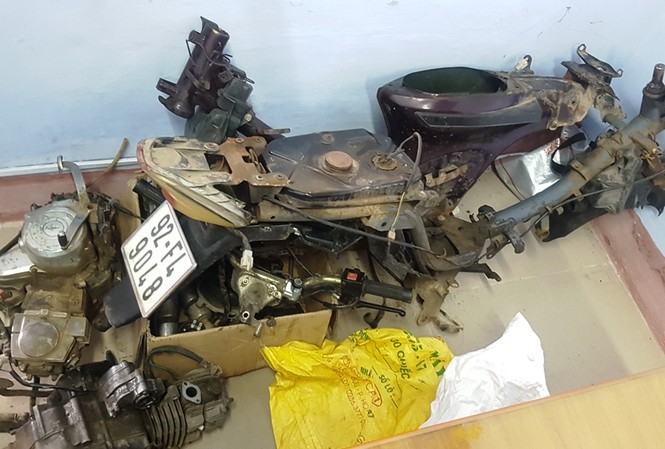 Ba thanh niên chuyên trộm xe máy ở Huế mang vào Đà Nẵng bán Tang vật xe máy bị trộm cắp, tháo rời các bộ phận, do Công an Phú Lộc thu giữ từ vụ án.