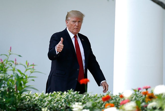 Tổng thống Trump lên kế hoạch mời Putin đến Nhà Trắng Tổng thống Donald Trump tại Nhà Trắng. Ảnh: Reuters